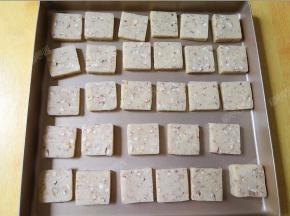 将饼干片摆在不粘烤盘上。