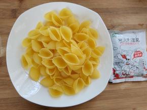 准备材料：贝壳面和意面酱
