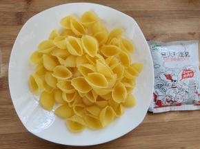准备材料：贝壳面和意面酱