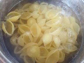 取一深锅烧水煮沸，放入1小勺盐，放入贝壳面煮熟