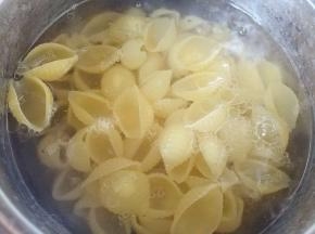 取一深锅烧水煮沸，放入1小勺盐，放入贝壳面煮熟