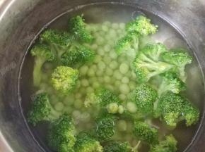 西蓝花和青豆焯水
