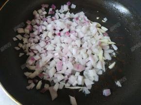 锅热油，放入蒜片和洋葱炒出香味