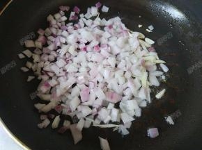 锅热油，放入蒜片和洋葱炒出香味