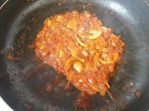 将配菜和酱汁拌匀