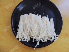 将金针菇洗净沥干，切掉根部，撕开