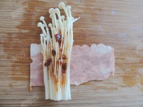 在金针菇上刷少许烧烤酱料