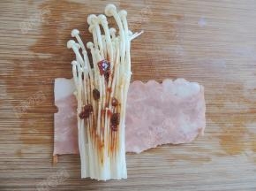 在金针菇上刷少许烧烤酱料