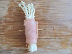 卷起，用牙签戳起来固定住