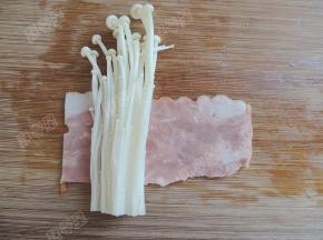 把适量的金针菇放在培根上