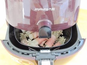 将炸篮推入空气炸锅中
