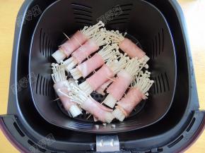 空气炸锅200度预热五分钟，将所有的培根卷放入九阳空气炸锅的炸篮内