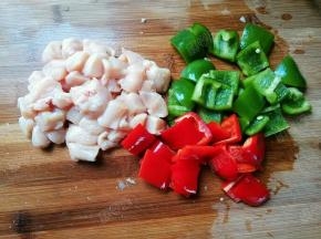 鸡胸肉切成方块，彩椒分别切成方块