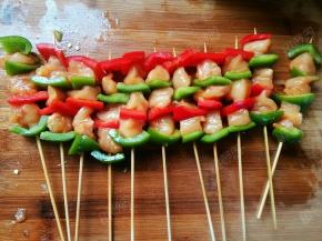 用竹签把各种食材串成串