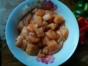 鸡胸肉用烧烤调料拌匀腌制2小时以上