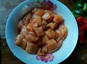 鸡胸肉用烧烤调料拌匀腌制2小时以上
