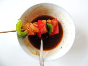 每一个肉串刷一层调好的料汁