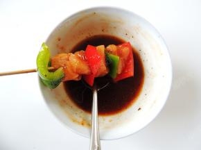 每一个肉串刷一层调好的料汁