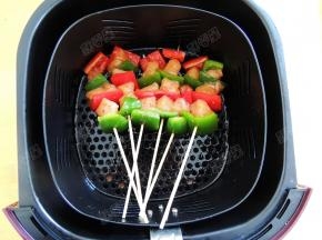 九阳空气炸锅200度预热五分钟，将肉串放入空气炸锅炸篮内