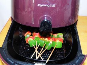 将炸篮推入空气炸锅中，设置200度，时间15分钟