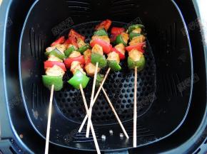 中间可以拉出炸篮查看烤制情况，再刷一次料汁