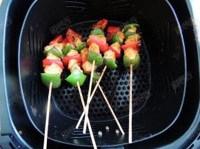 中间可以拉出炸篮查看烤制情况，再刷一次料汁