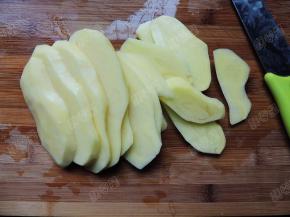 将土豆去皮切成大块