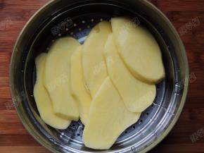 将土豆片放入微波炉蒸盒中
