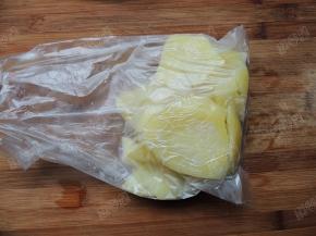 蒸好的土豆取出装进保鲜袋中