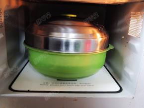 放进微波炉蒸熟