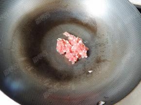 锅热油，放入肉末煸炒
