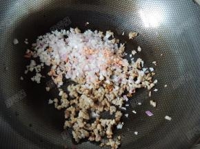 加入洋葱培根碎