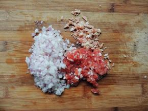 洋葱、培根、瘦肉切成末