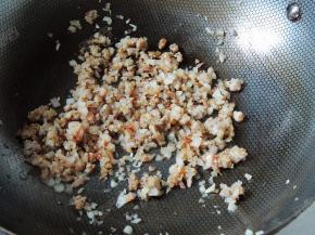 加入盐、黑胡椒碎翻炒均匀