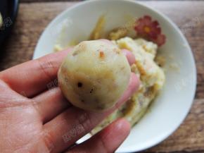 取出一小块， 团成圆球