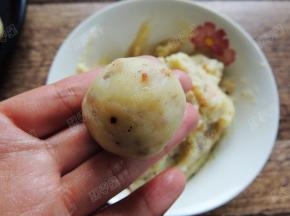 取出一小块， 团成圆球