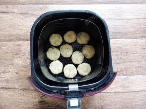 九阳空气炸锅200度预热五分钟，将土豆饼平铺在空气炸锅的炸篮内