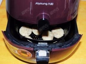 将炸篮推入空气炸锅中