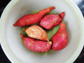 洗净的红薯沥干或者用厨房纸巾擦干表面的水分