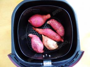 将红薯放入九阳空气炸锅的炸篮内