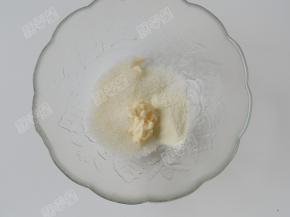 黄油软化以后，加入细砂糖、盐、奶粉