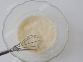 在搅打好的黄油糊里倒入水，继续搅打均匀