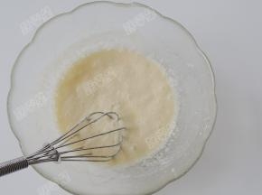 在搅打好的黄油糊里倒入水，继续搅打均匀