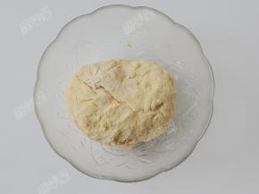 用手揉成团，静置松弛半个小时