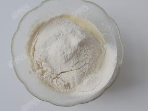 低筋面粉、高筋面粉和泡打粉混合好后筛入