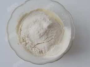 低筋面粉、高筋面粉和泡打粉混合好后筛入