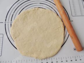 把静置好的面团在案板上擀开成为1CM厚的面片，再静置松弛十五分钟