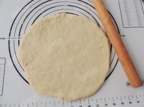 把静置好的面团在案板上擀开成为1CM厚的面片，再静置松弛十五分钟