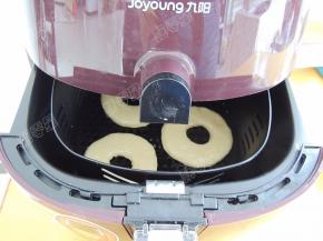 将炸篮推入空气炸锅中，设置温度180度，时间15分钟