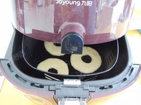 将炸篮推入空气炸锅中，设置温度180度，时间15分钟